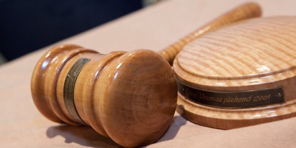 Суд оштрафовал мужчину за демонстрацию элемента российского герба в соцсети