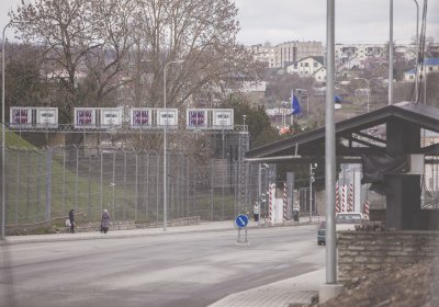 На границе в Нарве задержали автомобиль с нелегальными сигаретами