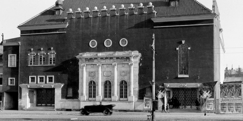 1928 год: у дверей кинотеатра размещены афиши, а за ними – пустота: здание нынешней мэрии еще не построено, и Gloria Palace – единственный на площади «небоскреб». 