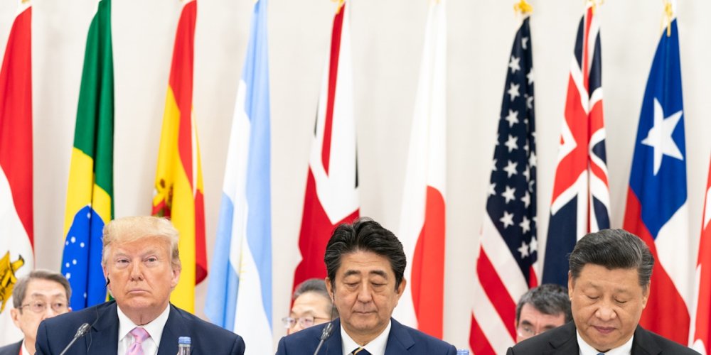 Саммит «большой двадцатки» в 2019-м: тогда президент США Дональд Трамп заявил СМИ, что хочет наладить отношения с Россией и Китаем. На фото – Трамп, бывший премьер-министр Японии Синдзо Абэ, председатель КНР Си Цзиньпин. 
