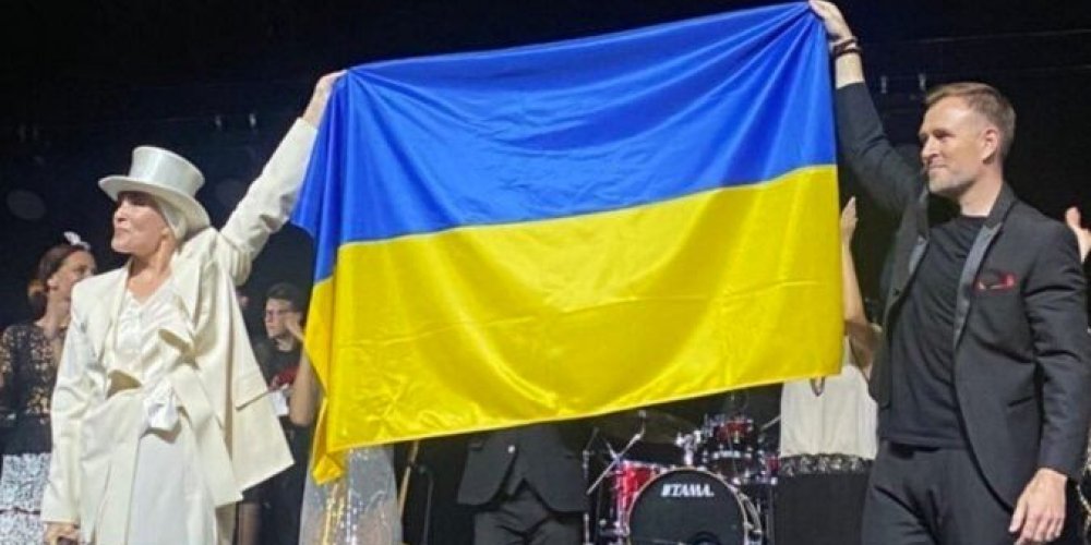 Лайма Вайкуле вышла на концерт с флагом Украины