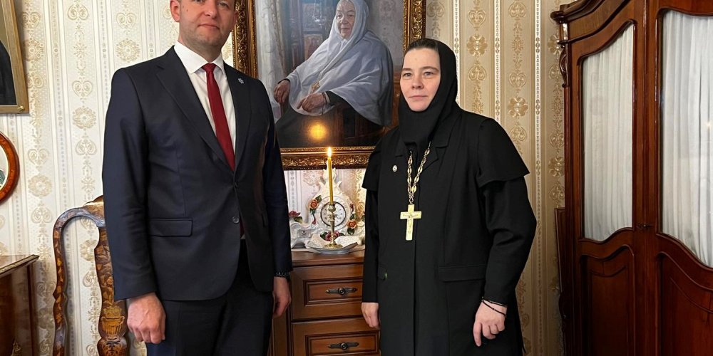 Лаури Ляэнеметс с настоятельницей монастыря Успения Божией Матери в Пюхтице, игуменьей Филаретой.