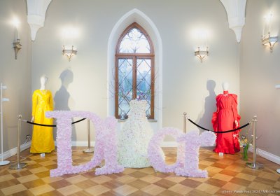 Цветы и платья от Диор: фоторепортаж из роскошного замка «Фалль» в Кейла-Йоа