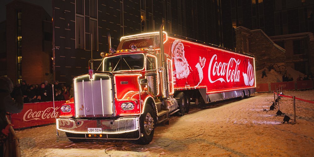Фоторепортаж: легендарный грузовик Cocа-Cola и рождественский рынок на Ратуше