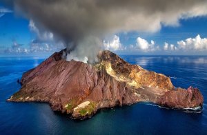 В Исландии началось мощное извержение вулкана, напугавшее авиакомпании