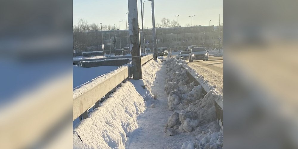 Мост «Выйду-йооксу»: пешеходам с колясками мешают снежные навалы.