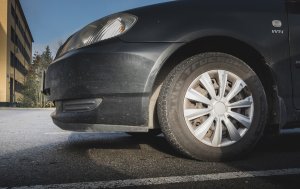 В Ласнамяэ неизвестные массово прокалывают шины автомобилей
