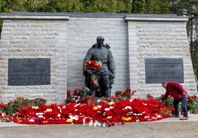 Бронзовый солдат на кладбище Сил обороны Эстонии в пятницу утром украшен гвоздиками