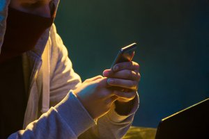 Elisa предупреждает о звонках кибермошенников