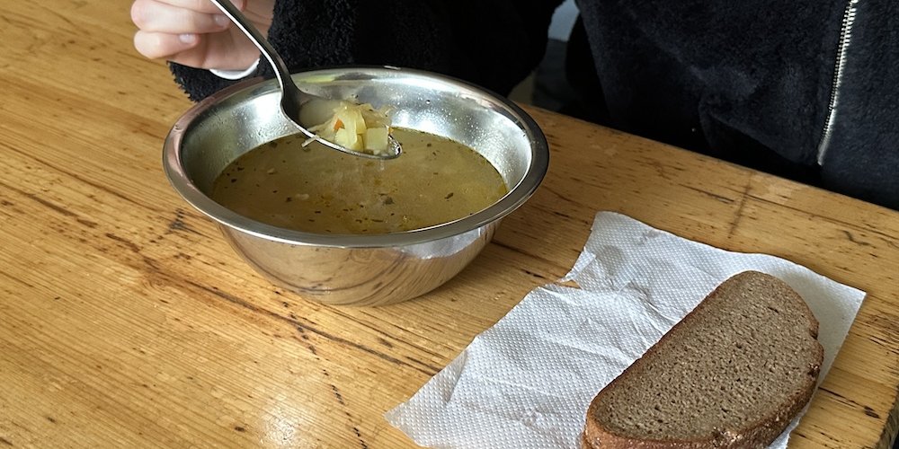 Сытно и бесплатно: в Таллинне есть несколько суповых кухонь, куда за горячим обедом приходят и пенсионеры, и безработные, и все, кому нужна помощь. 
