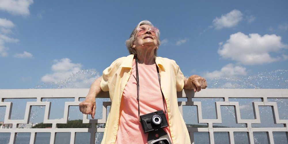 71-летняя женщина никогда не имела серьезных отношений и рада этому: в чем же секрет?