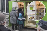 Шкаф раздачи продуктов: каждый вечер за бесплатной едой выстраивается очередь