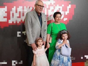 Эммануил Виторган с супругой Ириной Млодик и дочками