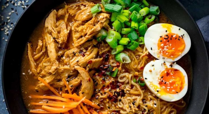 Обедаем по-японски: сколько стоит порция суп-лапши мисо-рамен с курицей