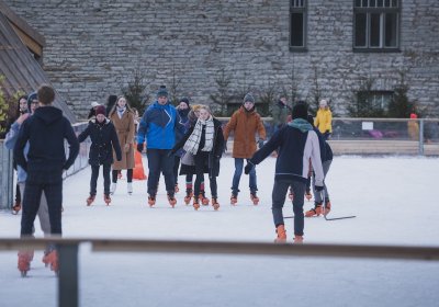 Романтика на льду: 14 февраля на горке Харью в Старом городе можно бесплатно покататься на коньках и посмотреть выступление профессионалов. 