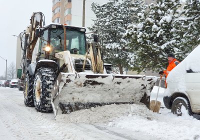 В Ласнамяэ начинается плановая уборка снега во дворах