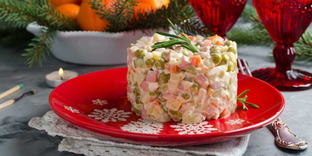 А цены-то кусаются! Насколько подорожали продукты для приготовления оливье за последний год?