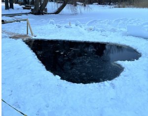 Клуб моржей приглашает искупаться в проруби в форме сердца