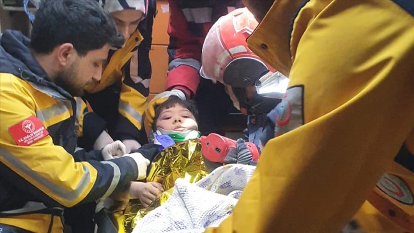 15 летний мальчик спас 100 человек. Малыш из под завалов в Турции. Спасение из под завалов в Турции.
