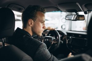 Опрос: 56% водителей злятся, когда другой автомобиль внезапно вклинивается в их полосу