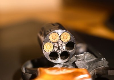 Полиция задержала двух молодых людей, открывших стрельбу в Тарту