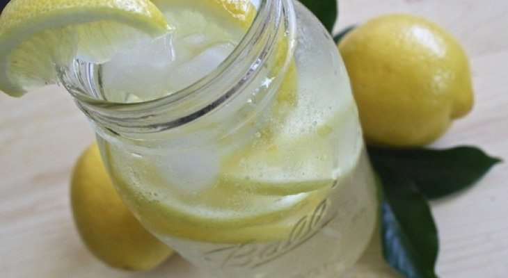 Диетолог развеял популярный миф об эффекте воды с лимоном