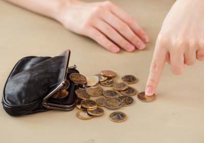 Доходы и расходы: у человека, еле сводящего концы с концами, каждая копейка на счету. 