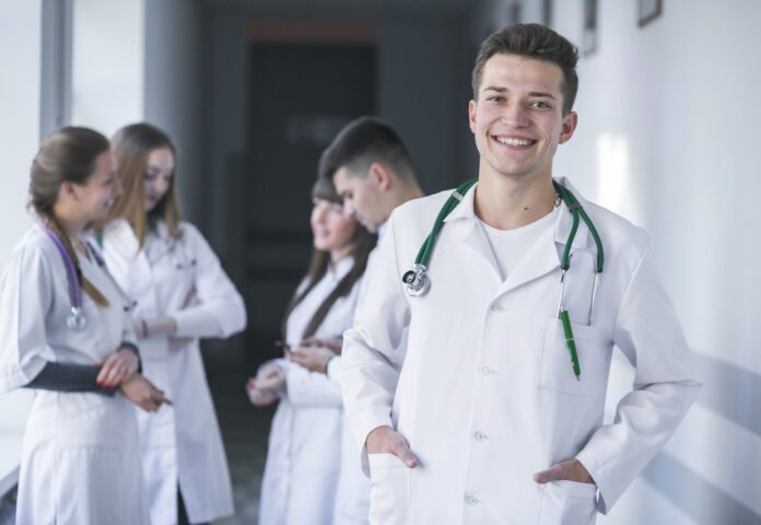 Врачи, интерны