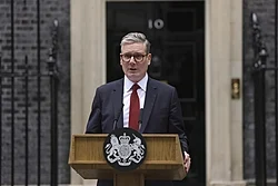 https://en.wikipedia.org/wiki/Keir_Starmer#/media/File:Prime_Minister_Sir_Keir_Starmer_arrives_at_Number_10_Downing_St_(53836916571).jpg