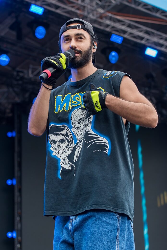 https://en.wikipedia.org/wiki/Mot_(rapper)#/media/File:%D0%9C%D0%BE%D1%82_%D0%BD%D0%B0_VK_Fest_2022_(2).jpg